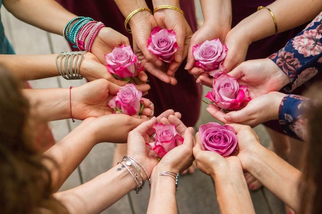 Manos con rosas en círculo